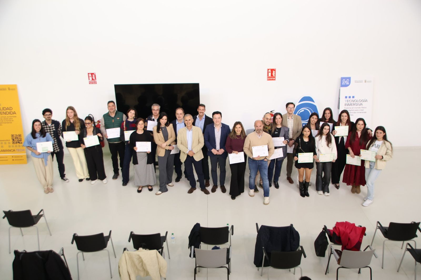 Entrega de diplomas de Centro de Alto Rendimiento Empresarial, Marketing con IA y Data Analytics de Empleo Joven