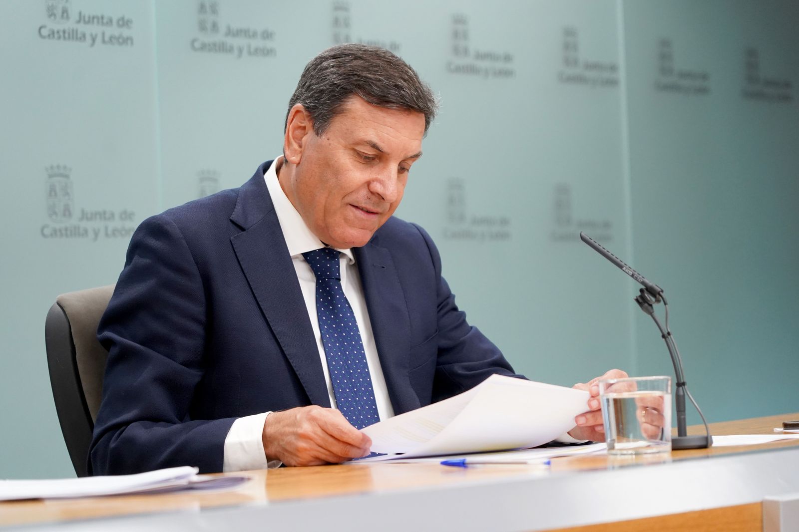 Leticia Pérez ICAL . El consejero de Economía y Hacienda y portavoz, Carlos Fernández Carriedo, comparece en rueda de prensa posterior al Consejo de Gobierno Leticia Pérez ICAL . El consejero de Economía y Hacienda y portavoz, Carlos Fernández Carriedo, comparece en rueda de prensa posterior al Consejo de Gobierno