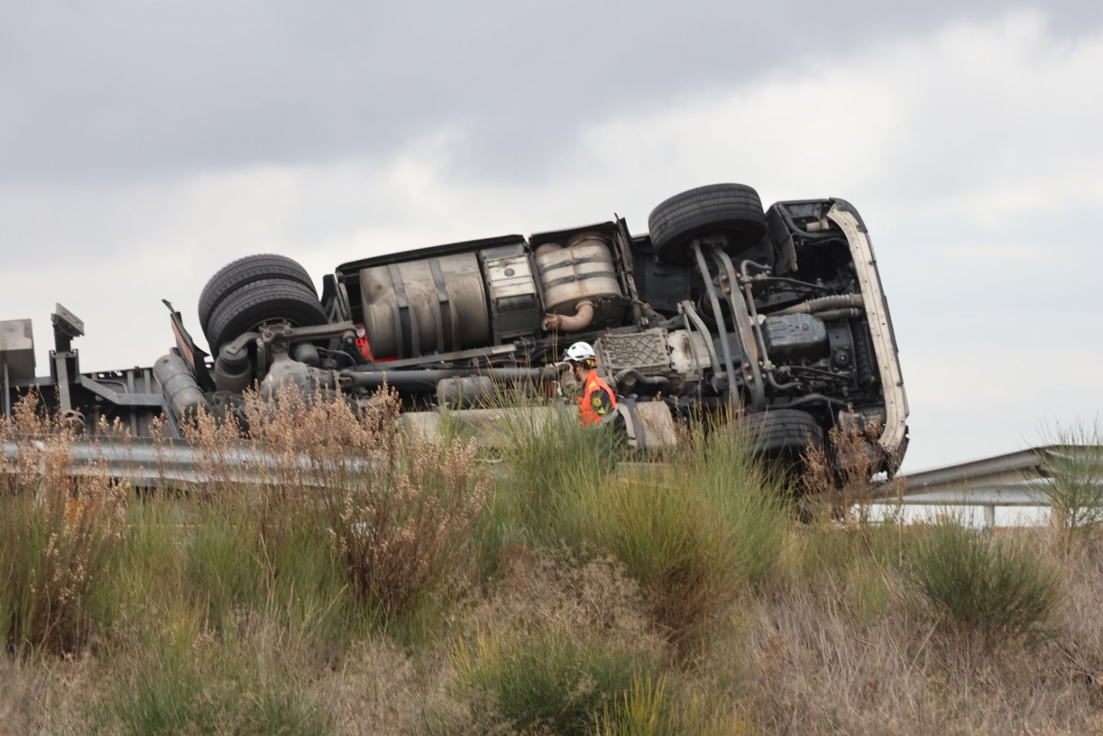 Un camión vuelca en la A-62 y corta la autovía a su paso por Salamanca