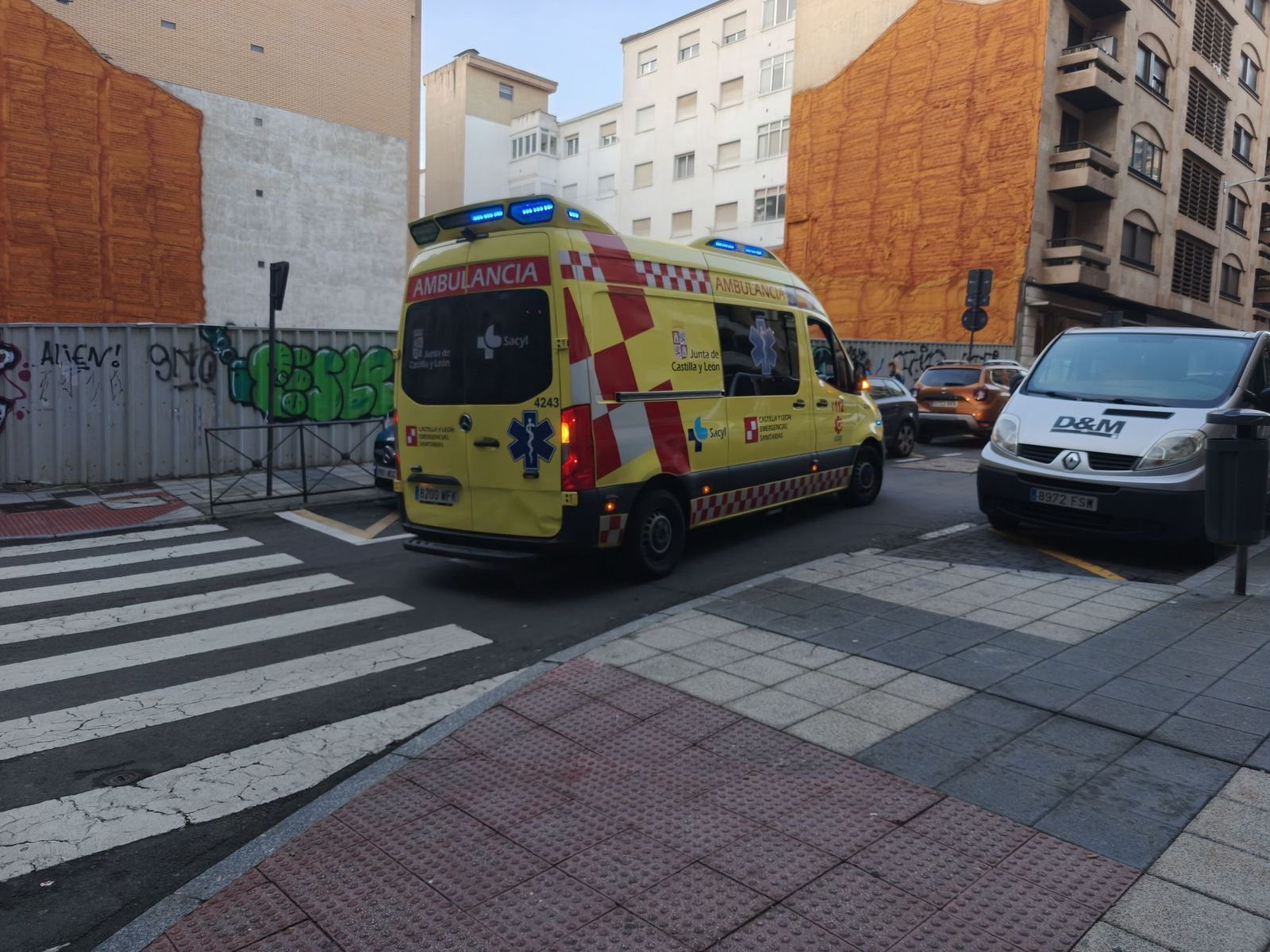 Un accidente entre dos turismos se saldrá con una persona herida junto a la rotonda de la UDS
