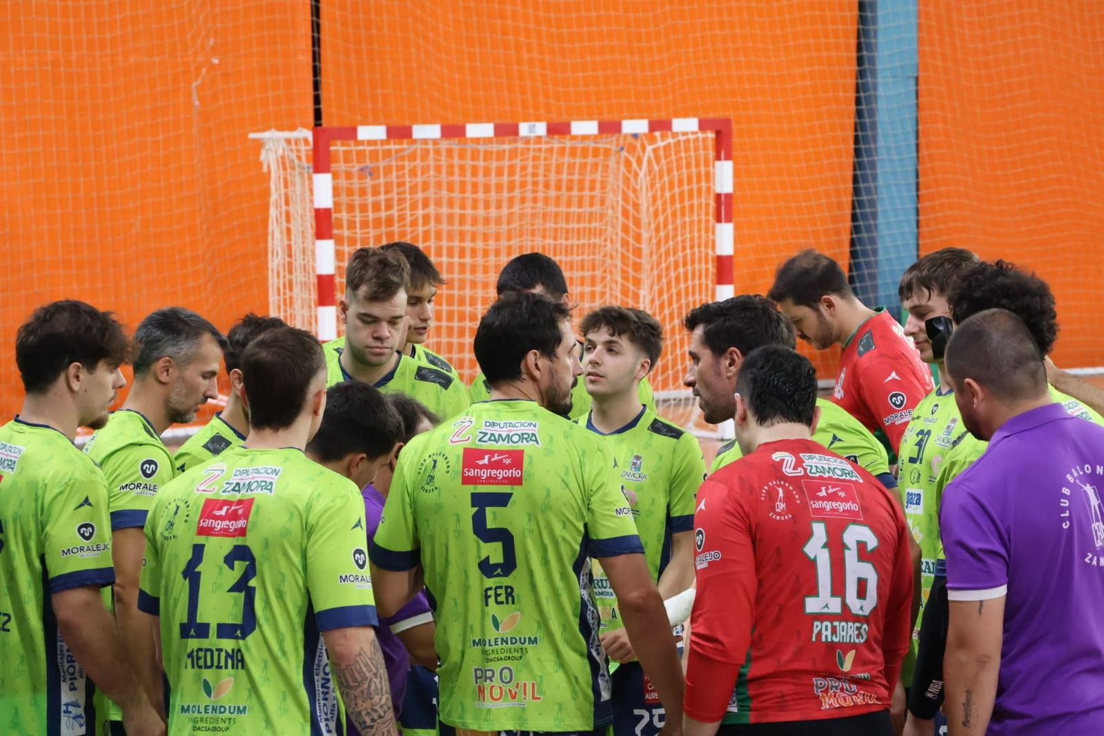 Revive en imágenes la sufrida victoria del Balonmano Zamora ante el Astander Astillero