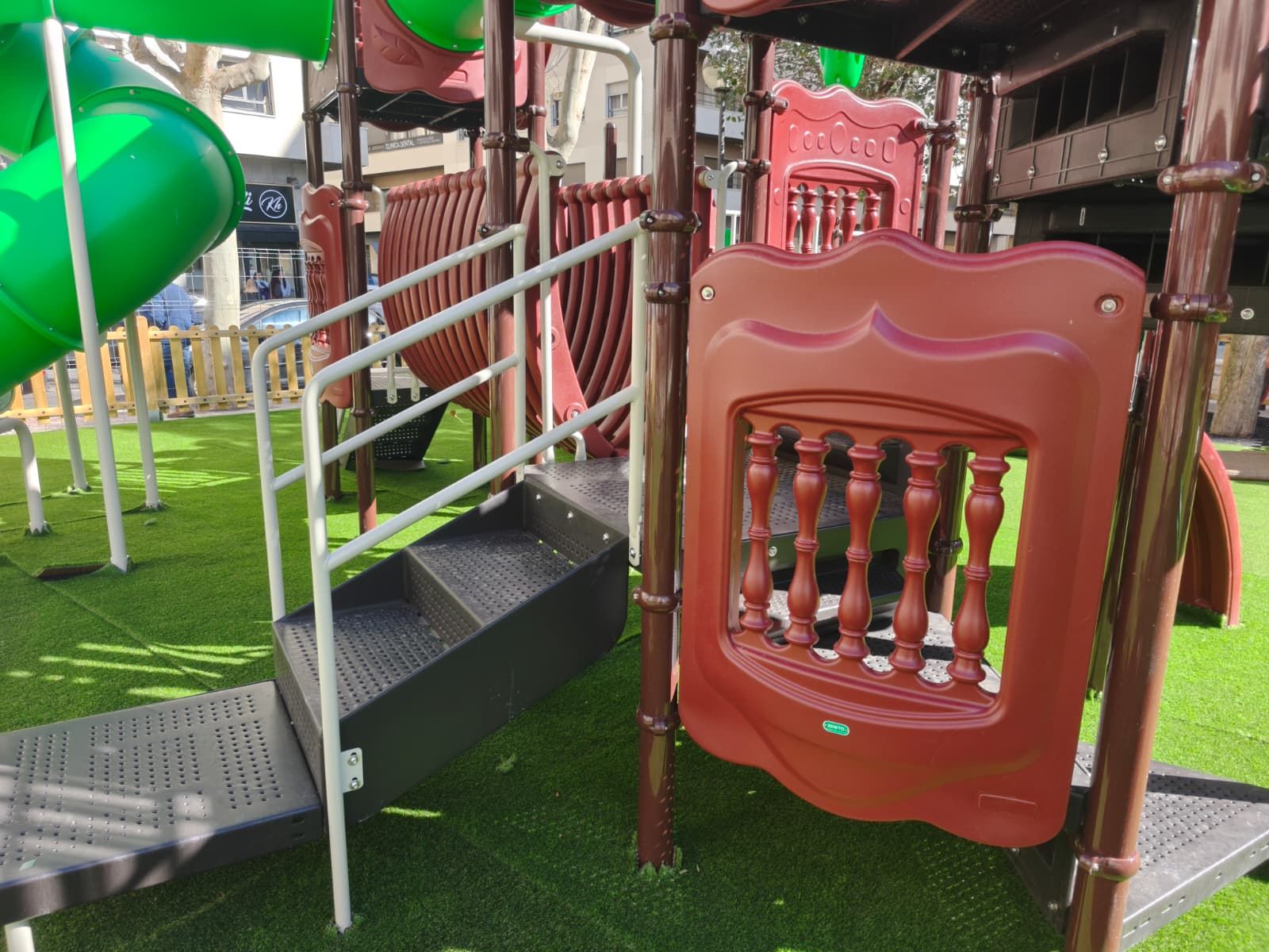 Parque infantil de la plaza de Carmelitas con los nuevos ‘campitos’ de fútbol y mobiliario mejorado