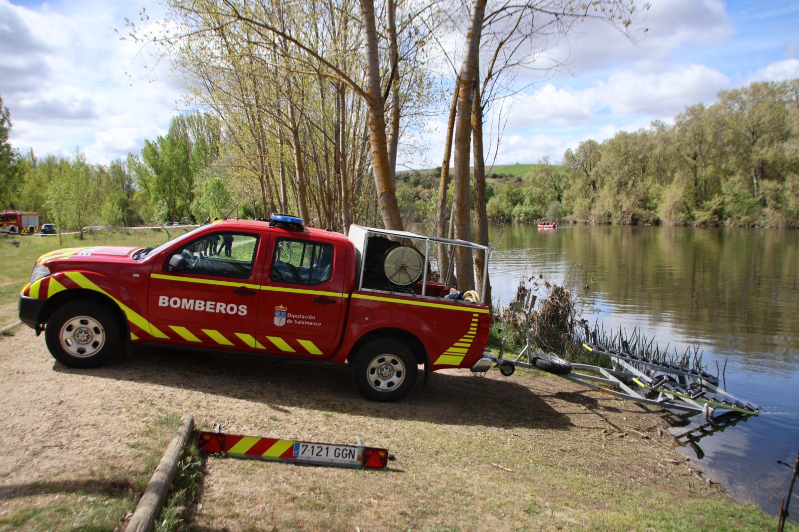 Dispositivo de rescate del cuerpo sin vida en el río Tormes entre Villamayor y Santibañez del Río