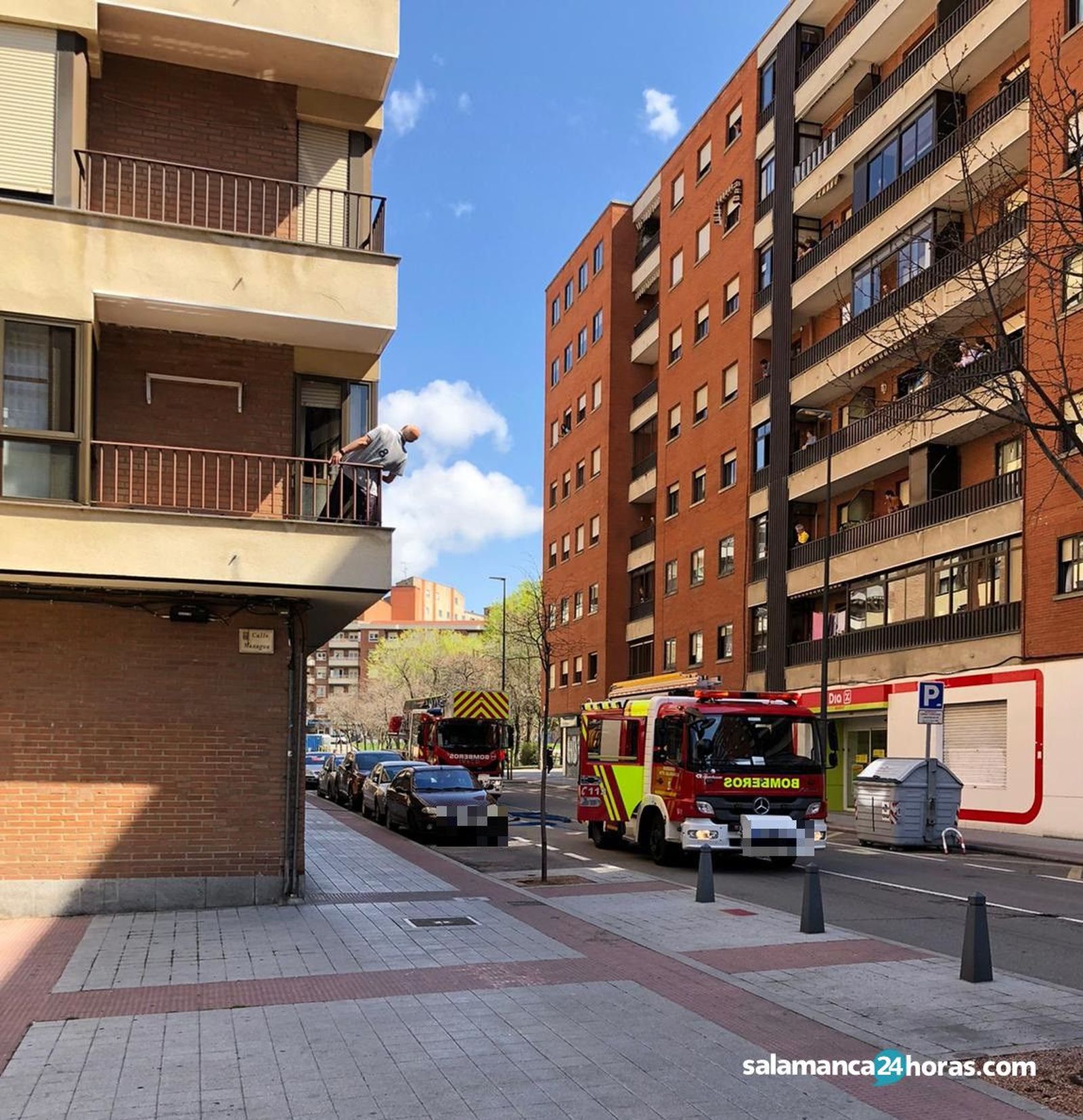 Bomberos en calle del Doctor Gómez Ulla (25 3 2020) (2)