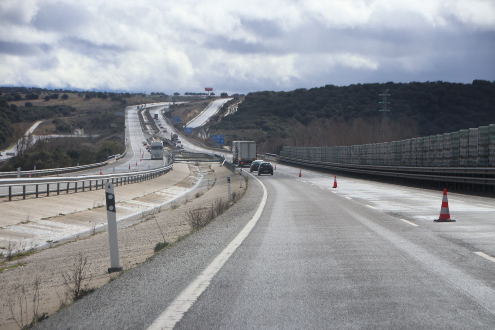 Corte de un caril en la a66 de Fresno Alhándiga - Montejo por baches
