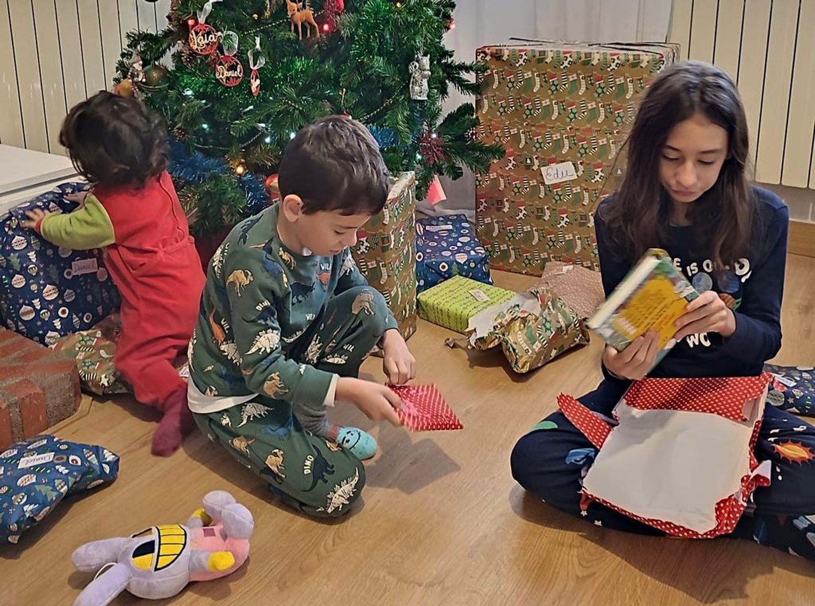 Lucía, Laia y Daniel abren sus regalos con ilusión