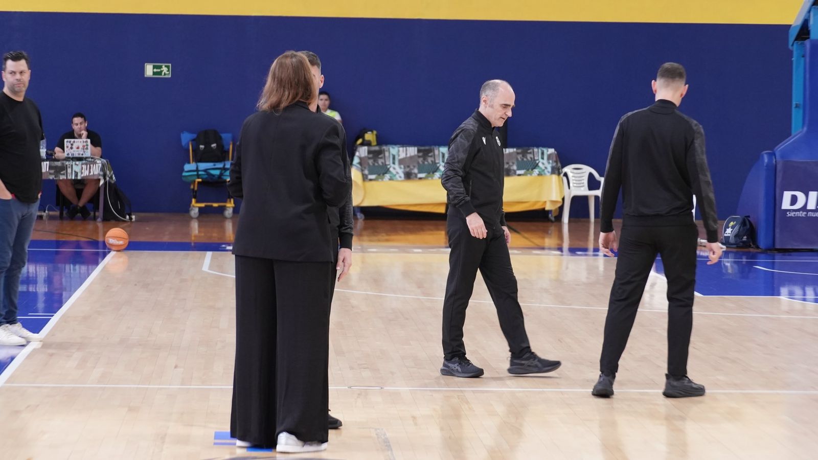 Anna Montañana habla con los árbitros en el pabellón de La Paterna
