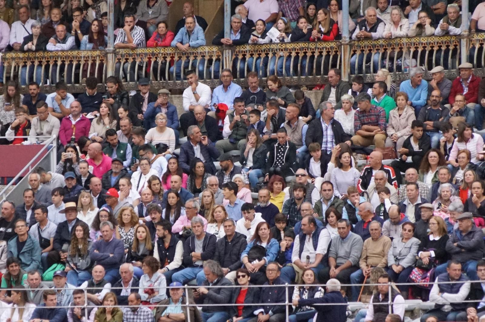 ambiente-en-el-patio-de-cuadrillas-de-la-glorieta-para-ver-a-sergio-galan-diego-ventura-y-guillermo-hermoso-de-mendoza-21-de-septiembre-de-2024-fotos-juanes-66