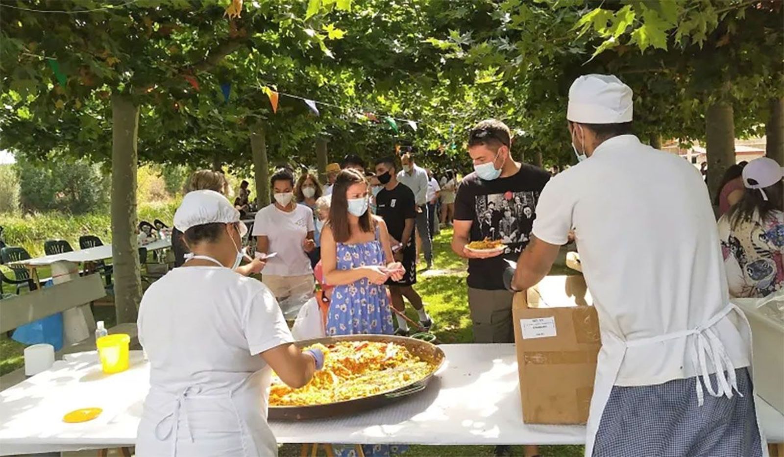 Los vecinos de la localidad disfrutan de la paellada BENAVENTE DIGITAL