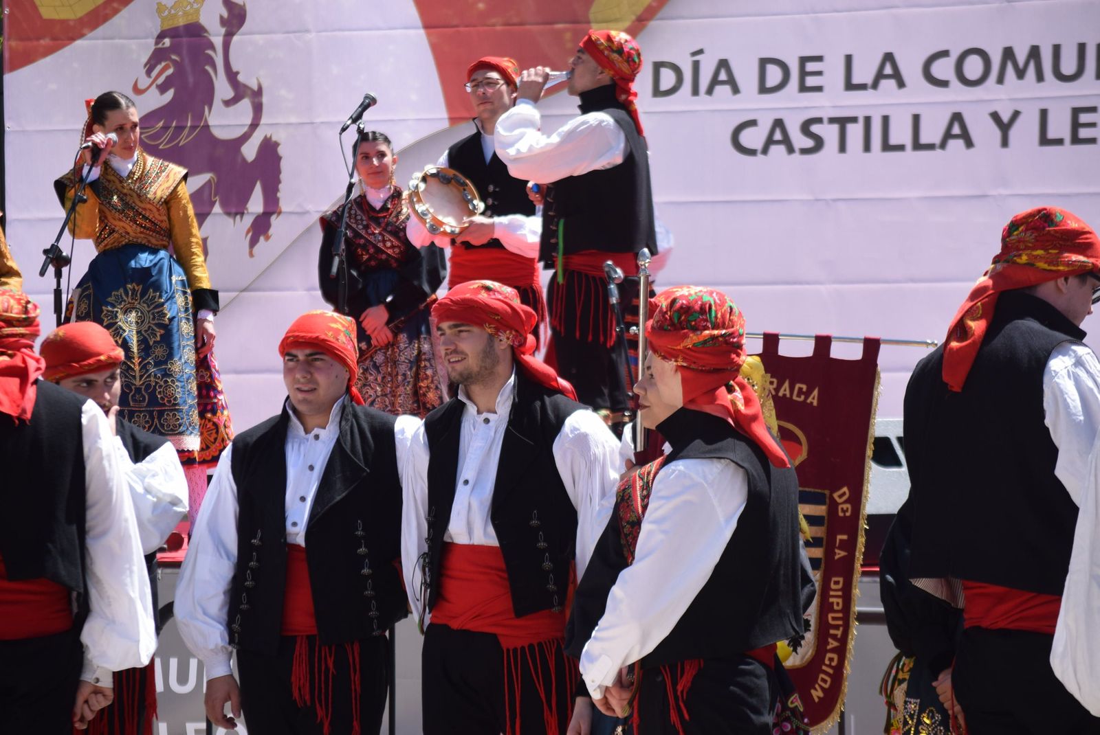 actuacion-dona-urraca-en-la-marina-24