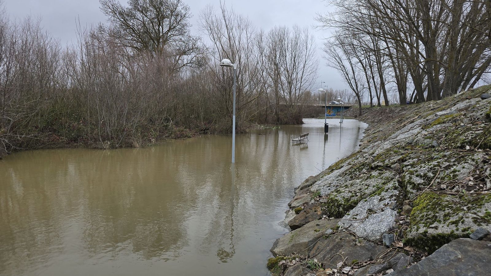 Crecida del rio Tormes a su paso por la Fontana