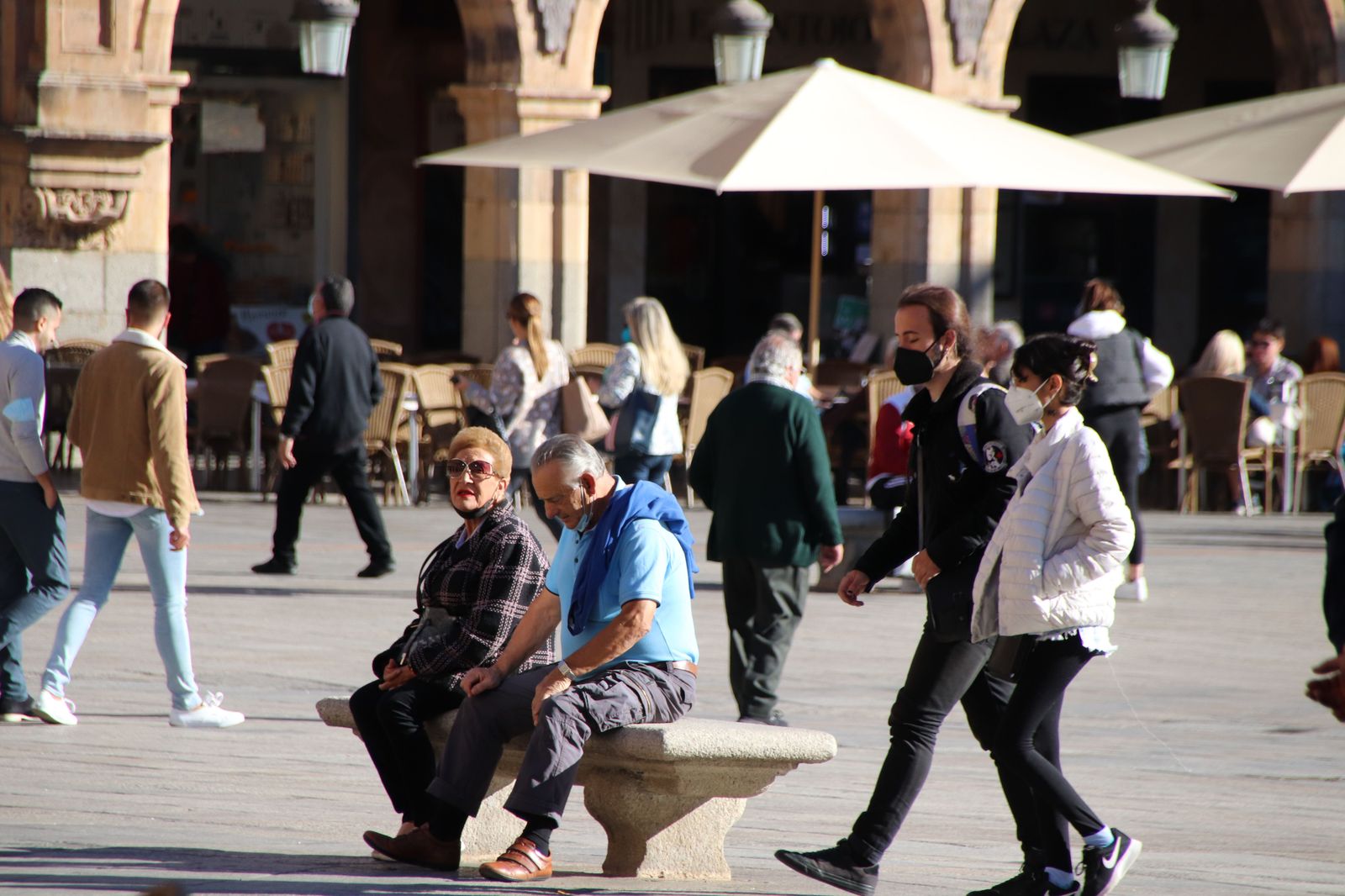 Ciudadanos en otoño en la Plaza Mayor de Salamanca