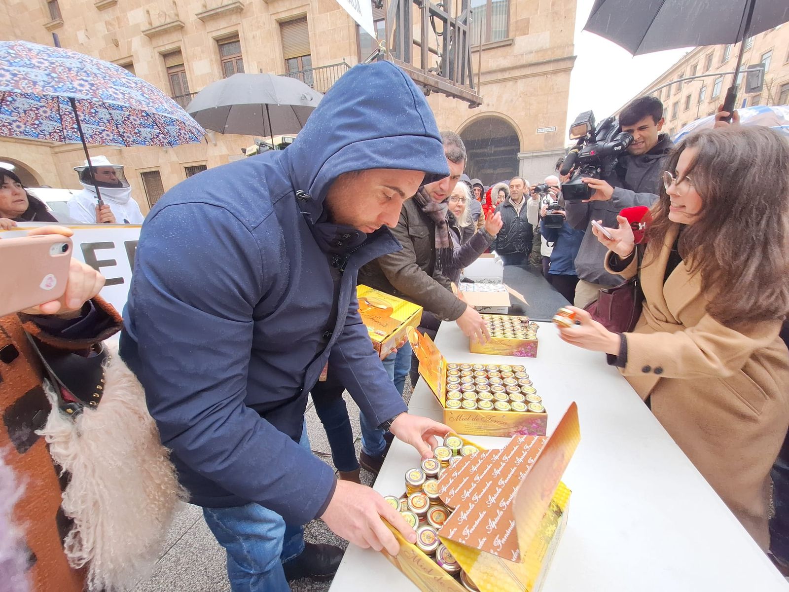 Los apicultores reparten mil tarritos de miel en protesta por el acuerdo de Mercosur  (4).jpeg