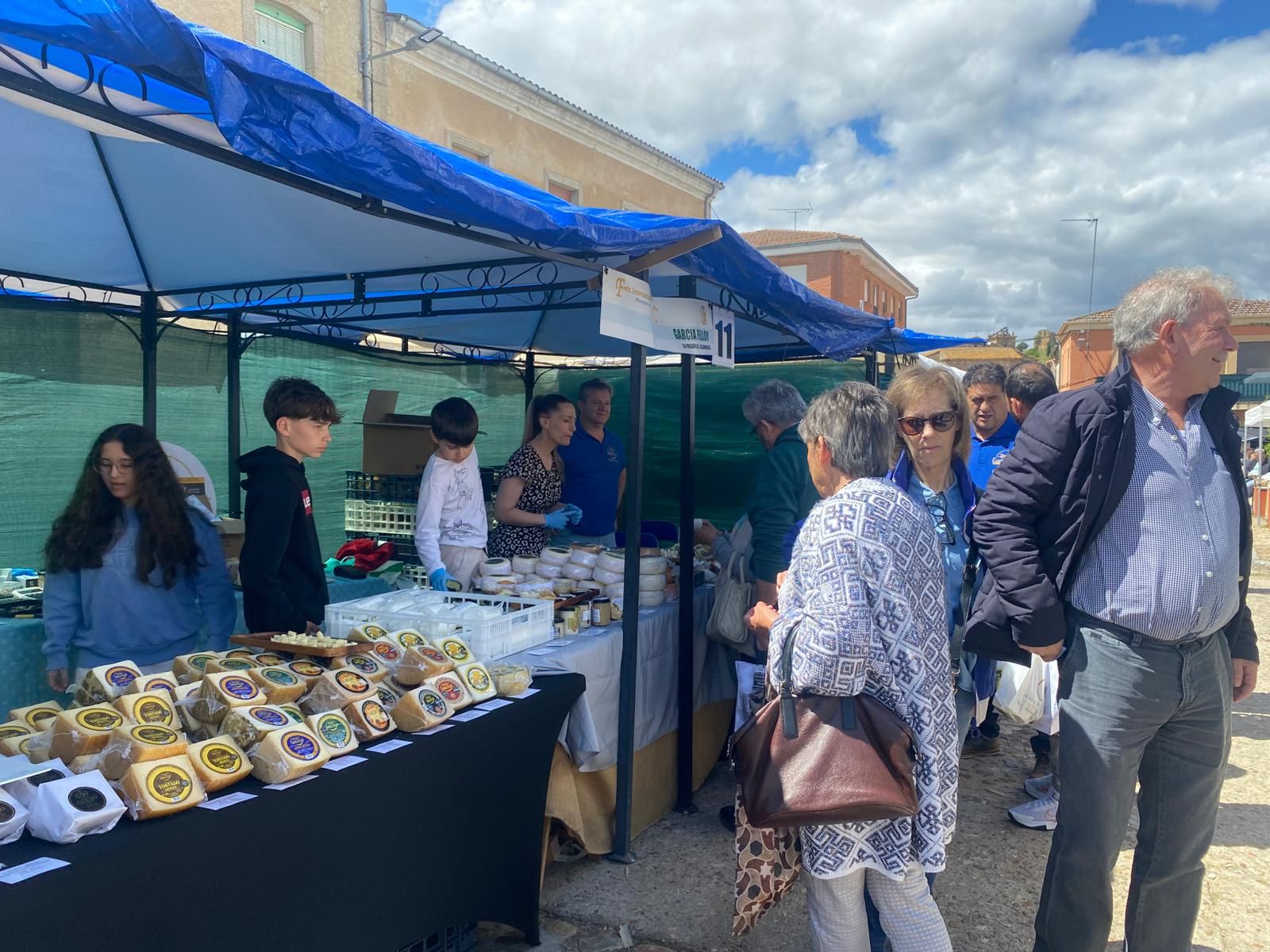 La Feria del Queso de Hinojosa trae sabor tradicional y oficio a Salamanca