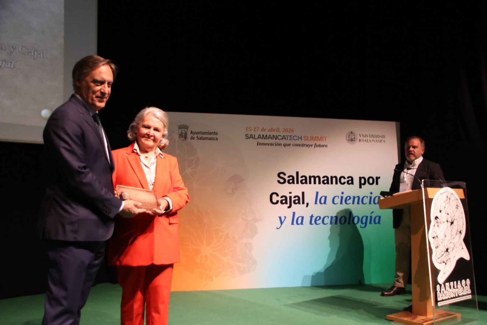 El alcalde de Salamanca, Carlos García Carbayo, recoge los Premios Santiago Ramón y Cajal en el marco de Salamanca Tech Summit