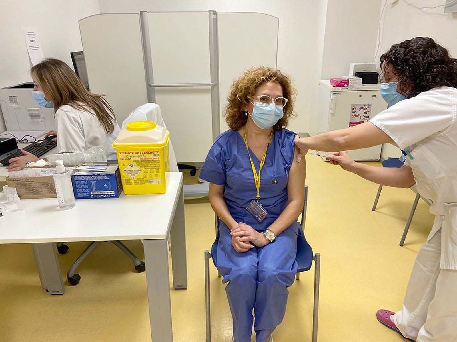 Una médico de urgencias recibe la vacuna. | ICAL