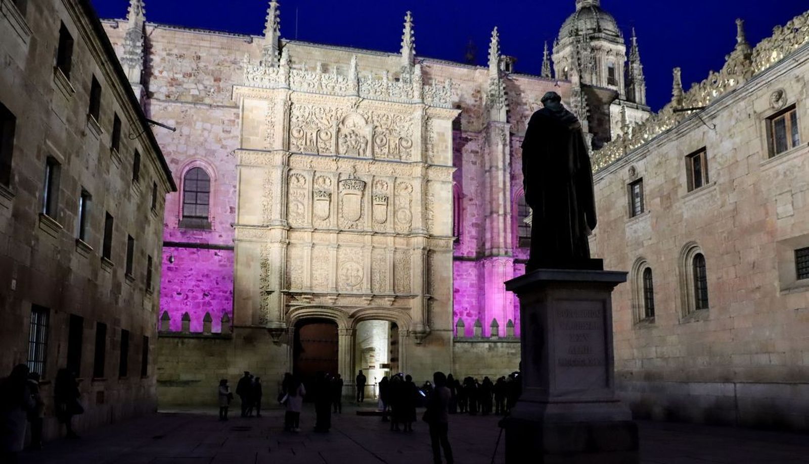 La Universidad de Salamanca ilumina la Fachada de las Escuelas Mayores por el Día Internacional de la Mujer |Foto: USAL
