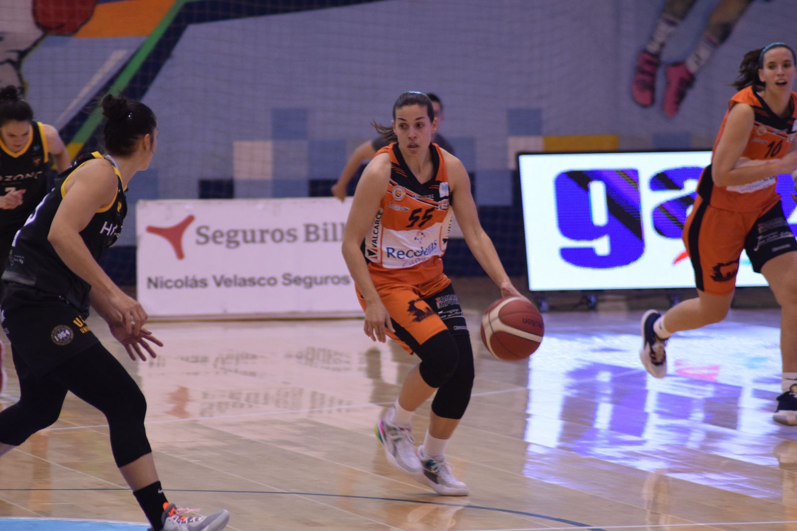 Isa Latorre sube la bola en un partido de liga regular