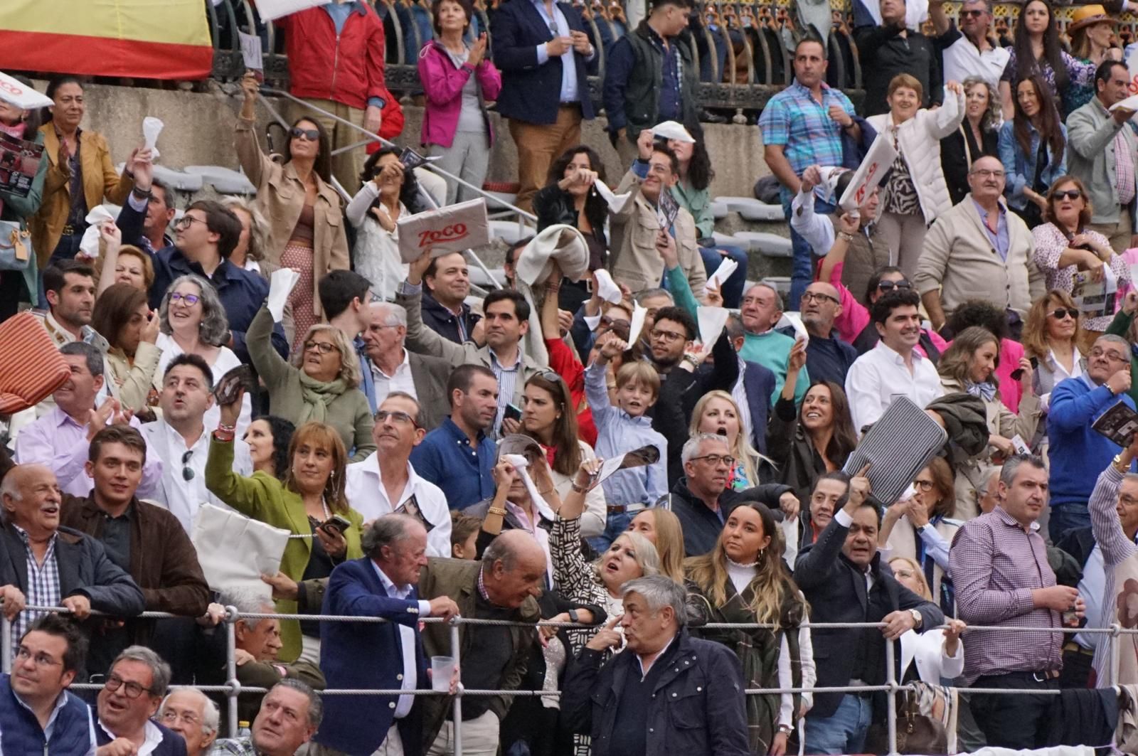 ambiente-en-el-patio-de-cuadrillas-de-la-glorieta-para-ver-a-sergio-galan-diego-ventura-y-guillermo-hermoso-de-mendoza-21-de-septiembre-de-2024-fotos-juanes-57