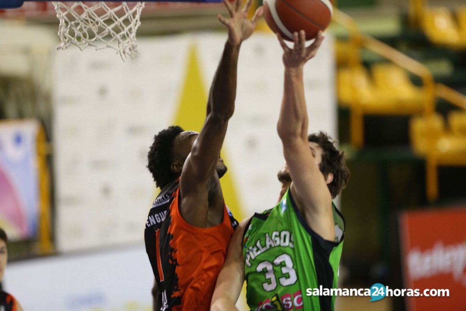 Nelson Yengue trata de taponar ante Pas Pielagos.