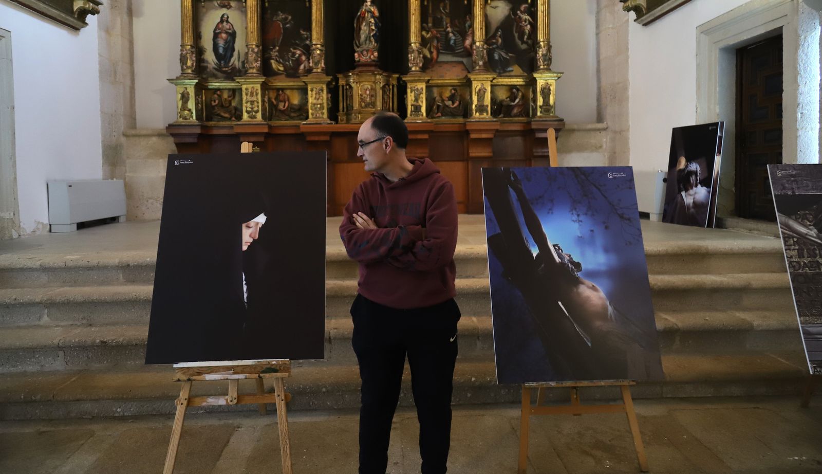 Paco González durante el montaje de una exposición anterior
