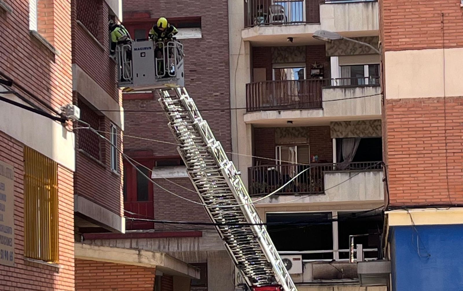Imagen del camión de bomberos el día de la explosión desde el exterior de la calle al no poder acceder