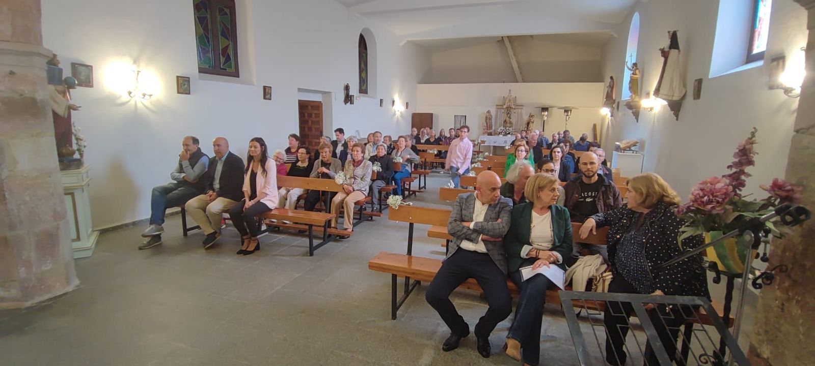 Vecinos de Monterrubio de la Sierra en la ofrenda floral a la patrona (1)