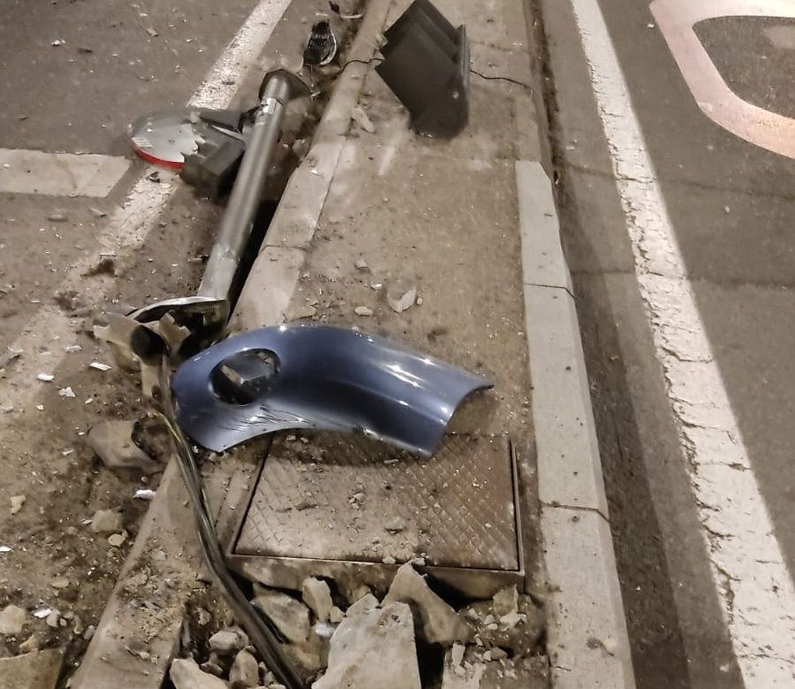 Un conductor se lleva por delante un semáforo en Garrido y huye del lugar