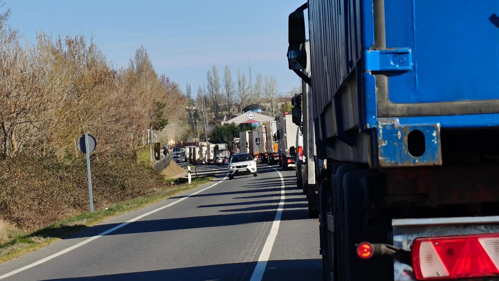 Tráfico lento en la entrada de Guijuelo por el corte de la A-66 y la N-630