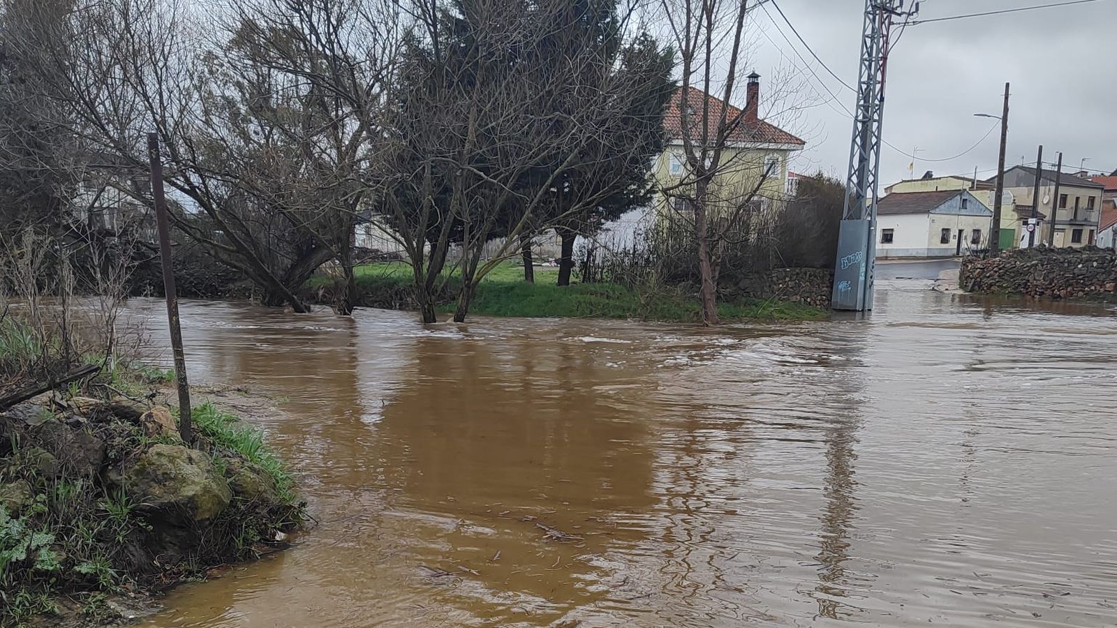 Inundados varios tramos en las carreteras salmantinas