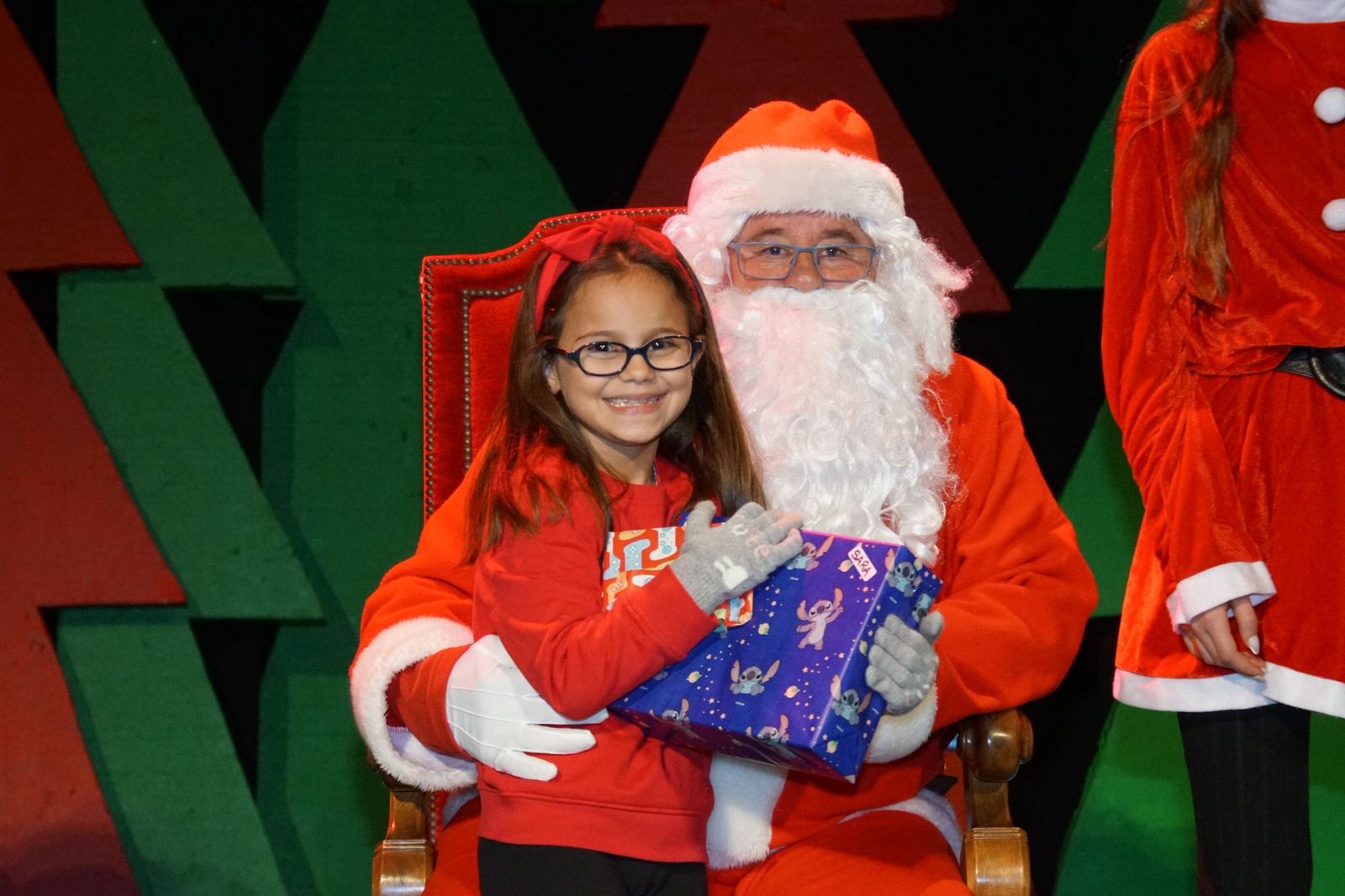 Papá Noel recorre las calles de Alba de Tormes y entrega regalos a los niños