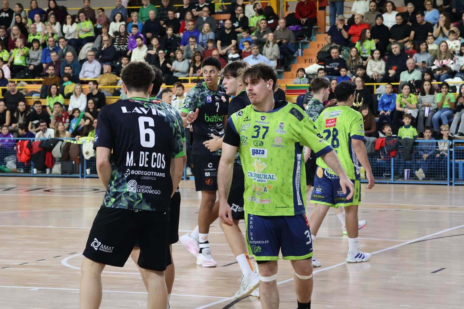 GALERÍA | Duelo de alturas entre el BM Zamora y el Torrelavega