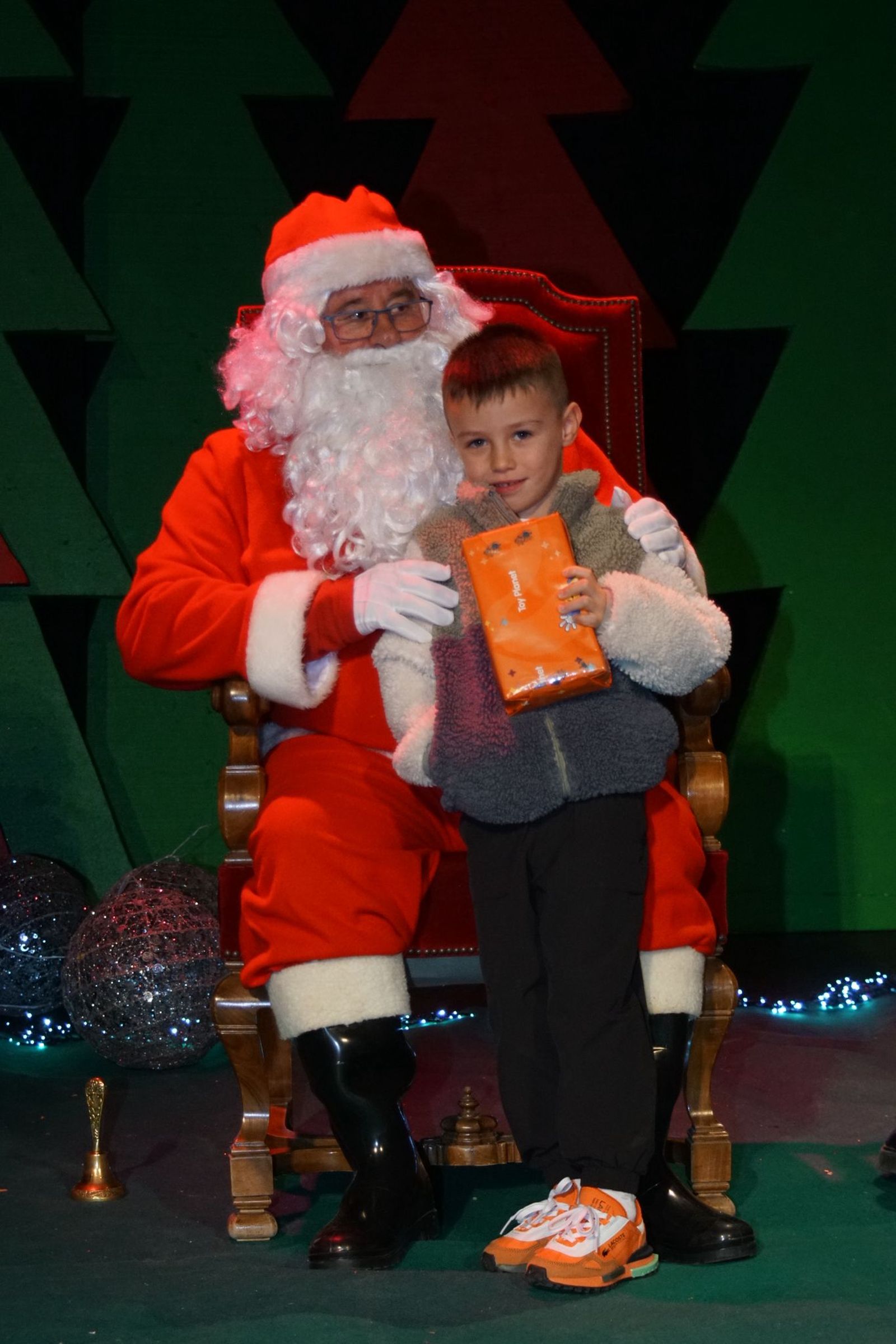 Papá Noel recorre las calles de Alba de Tormes y entrega regalos a los niños