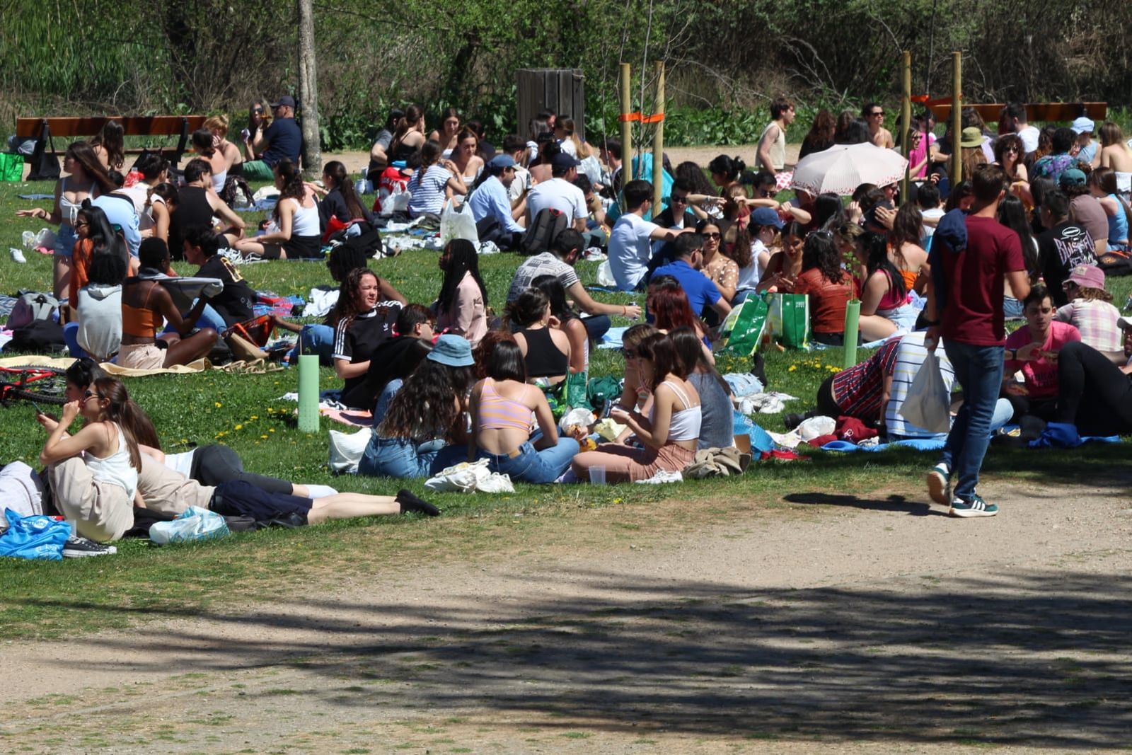 Ambiente en el Puente Romano por el Lunes de Aguas. Foto de archivo 2023