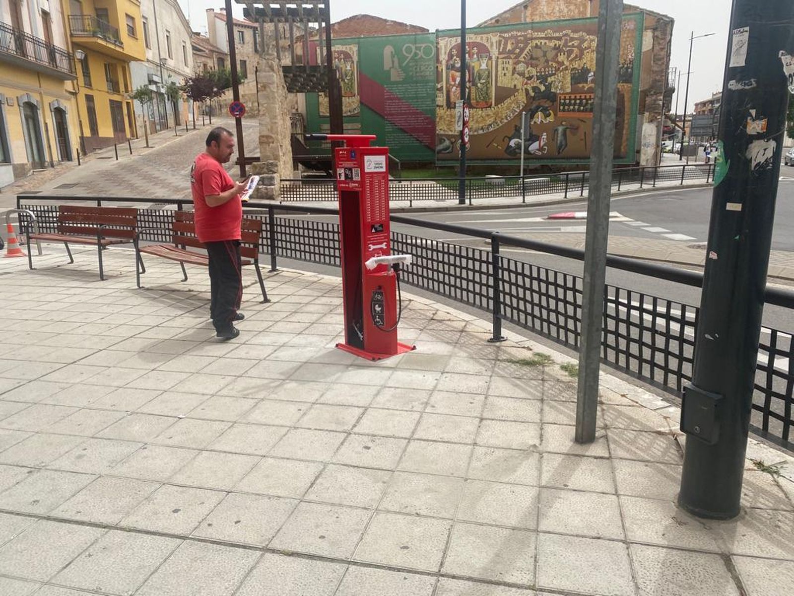 Un ciudadano observa este nuevo elemento