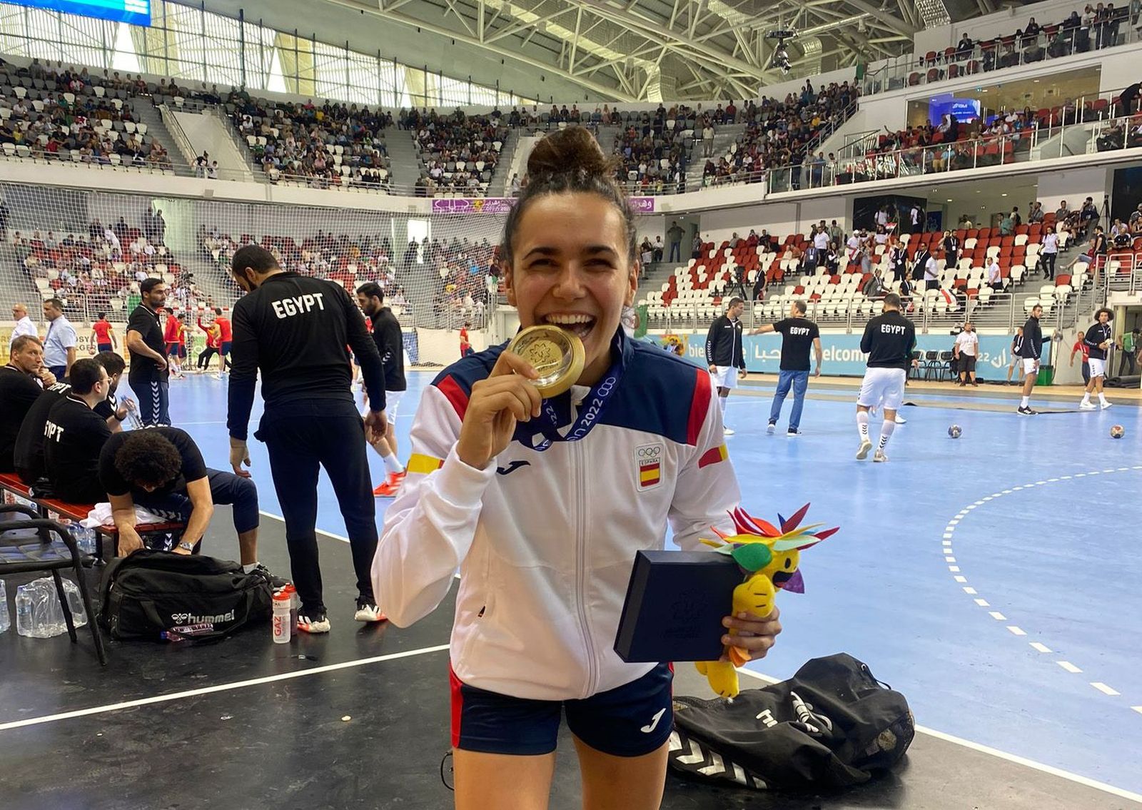 Elba Álvarez tras ganar el oro. Foto Balonmano Aula