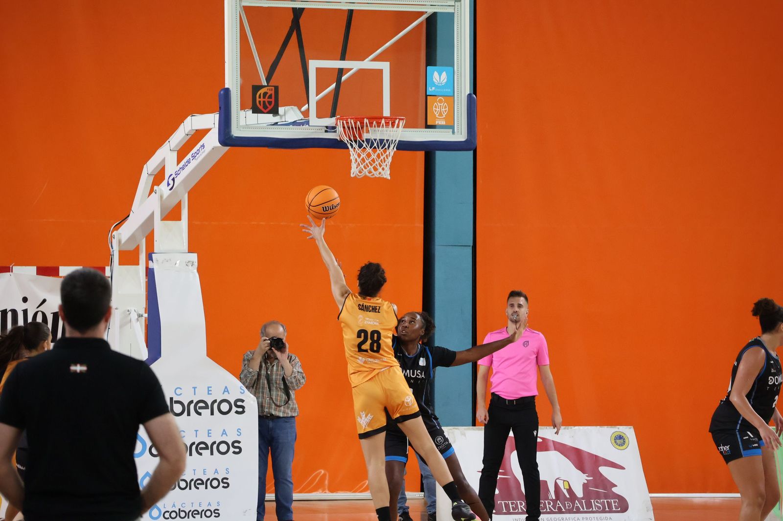 GALERÍA | Encuentro muy ajustado entre el Zamarat y el Domusa Teknik