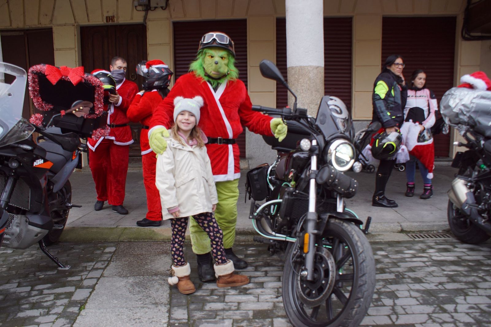 Alba de Tormes se despierta con el ruido de la 'Papanoelada motera' presidida por Papá Noel