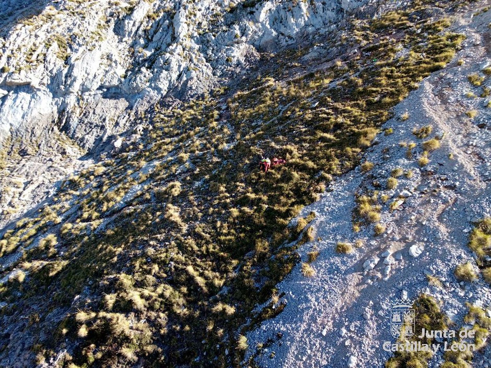 Servicio de emergencias rescata a una montañera en los Picos de Europa. Foto ICAL.
