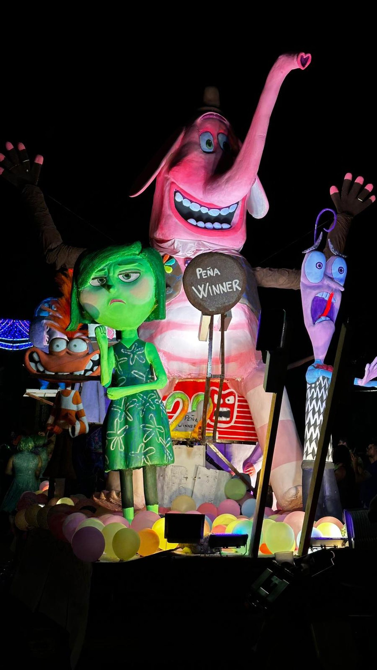 El desfile de carrozas de Aldeadávila vuelve a llenar de luz y color las calles en sus fiestas