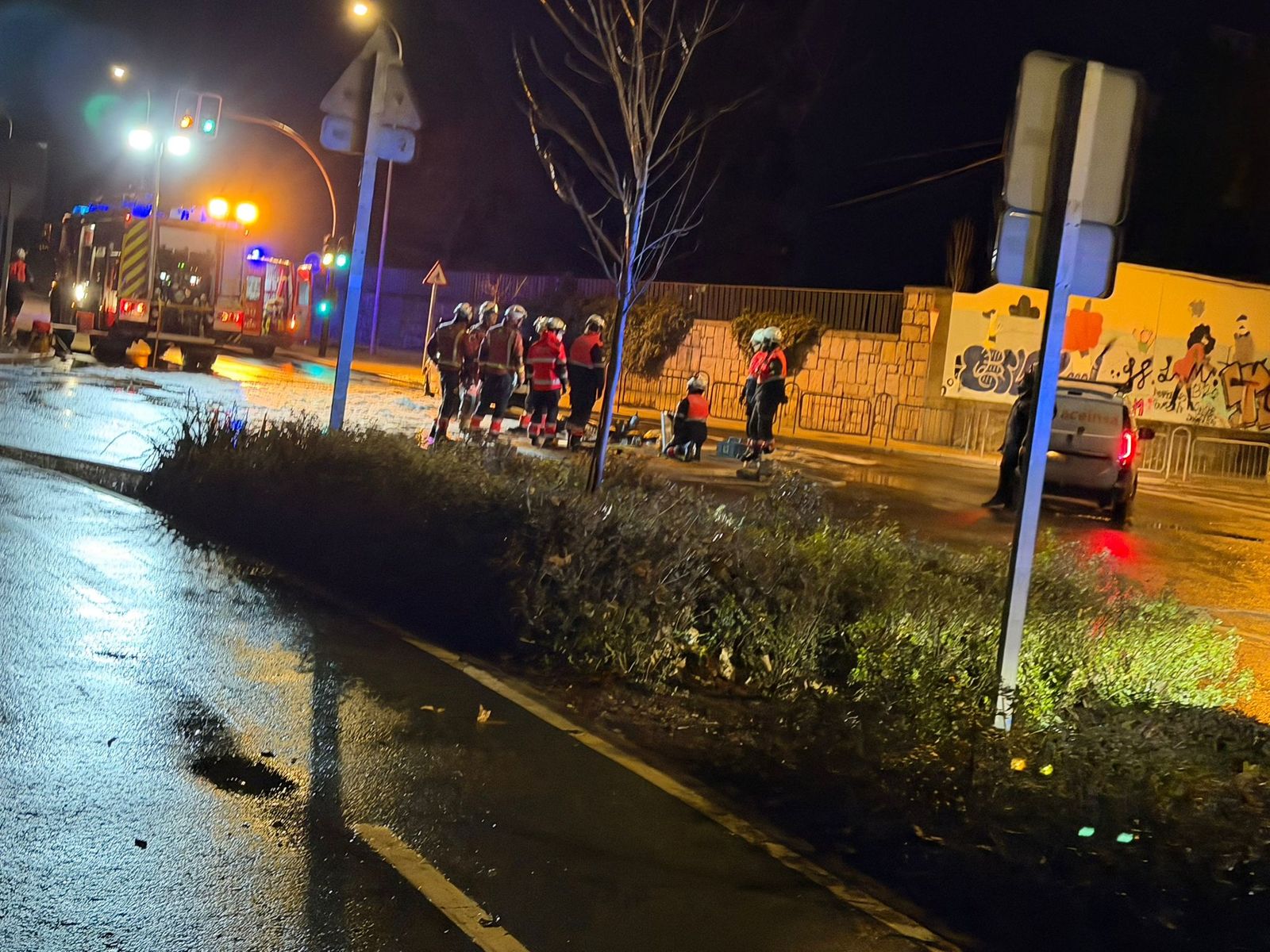 Un coche atraviesa una rotonda y acaba destrozado en la avenida de la Merced