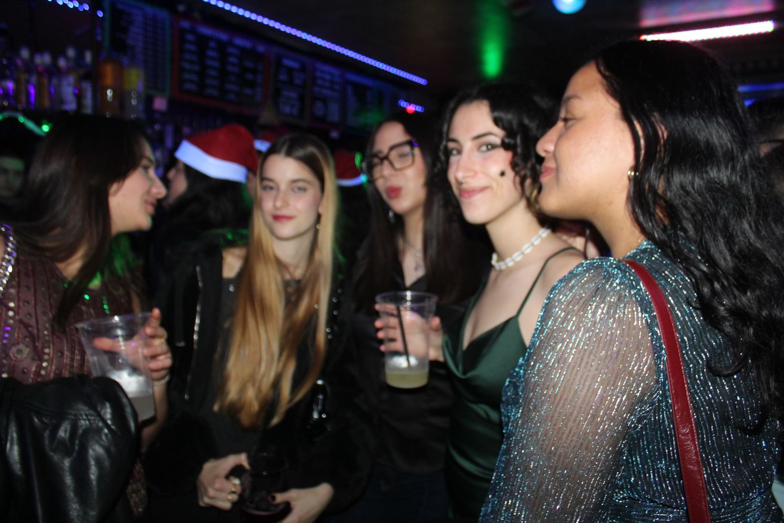 El Fin de Año Universitario continua por los bares de la capital del Tormes tras las doce campanadas