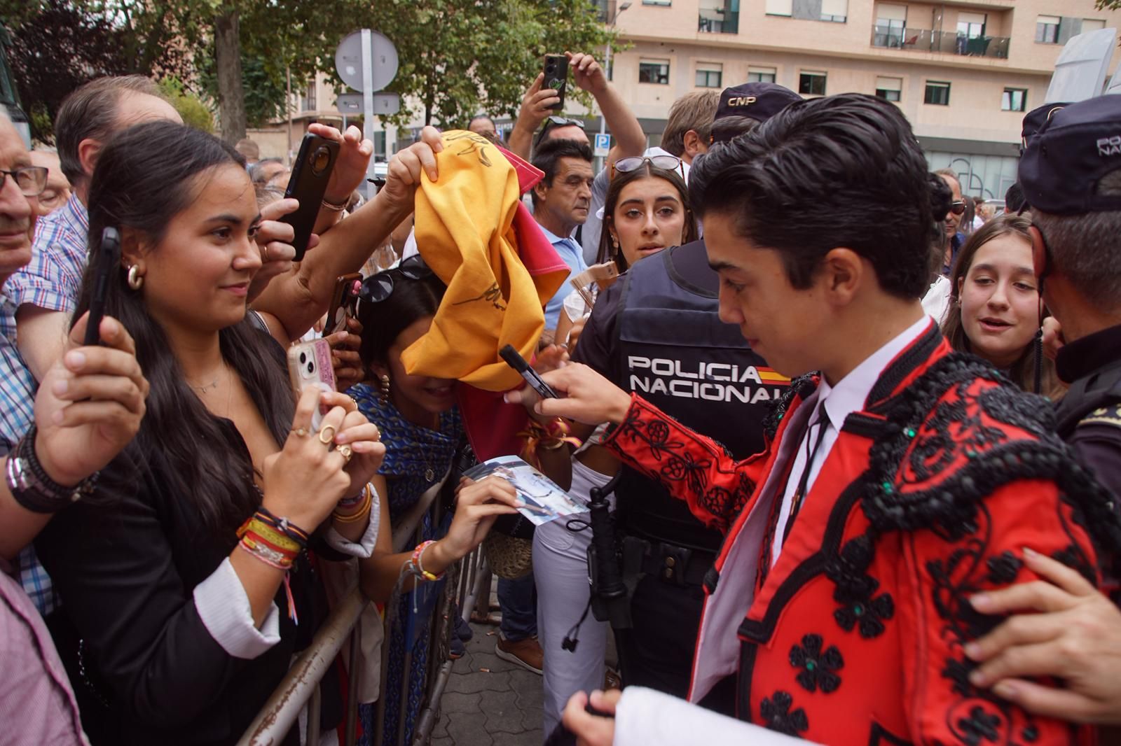 Gran ambiente en La Glorieta para la tarde de toros de Morante de la Puebla, Ismael Martín y Marco Pérez