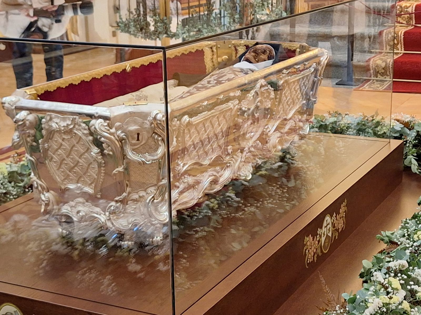 Apertura de la basílica de la Anunciación para venerar el cuerpo de Santa Teresa en Alba de Tormes 111 años después