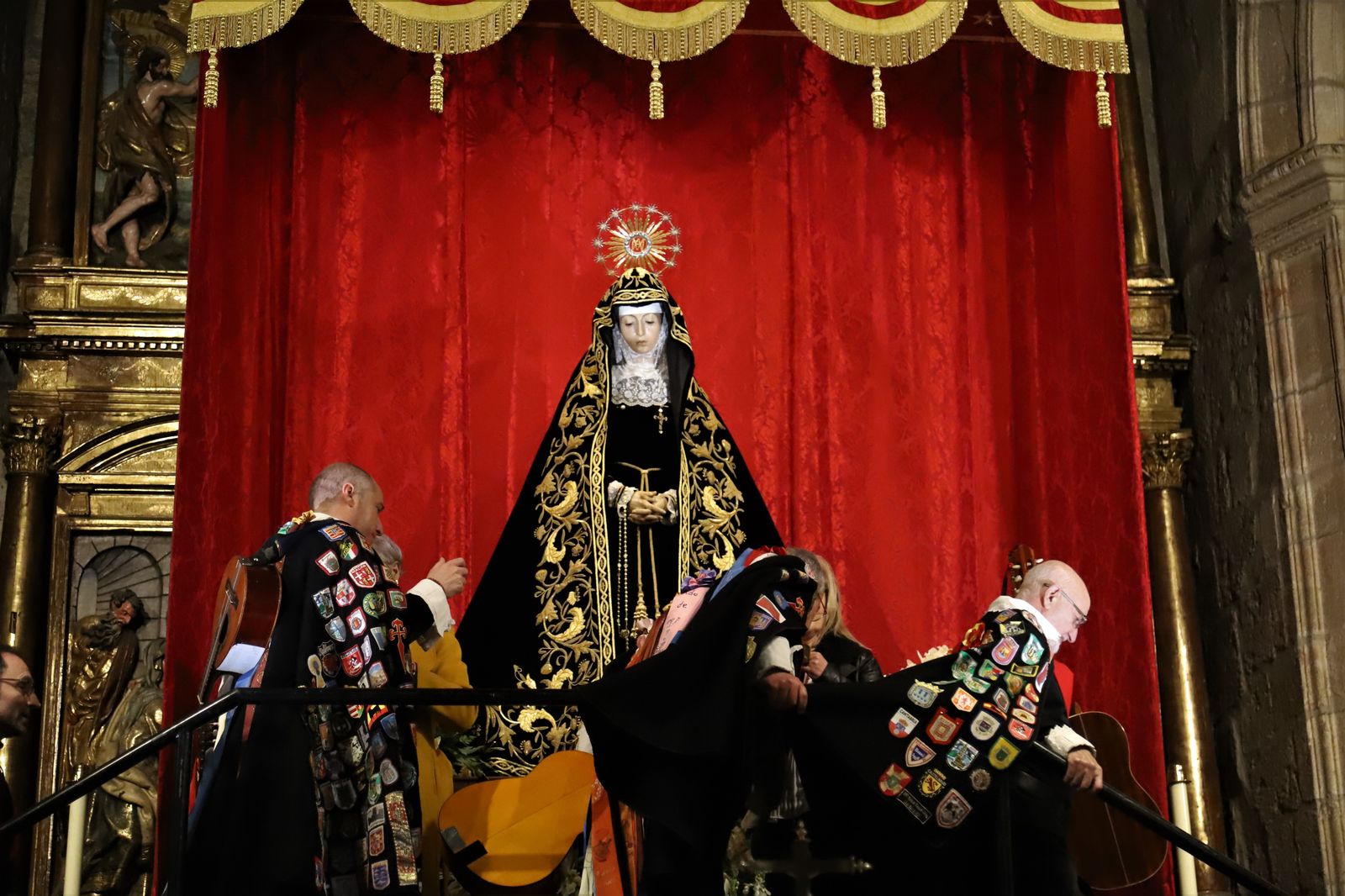 La tuna le canta a la madre de Zamora