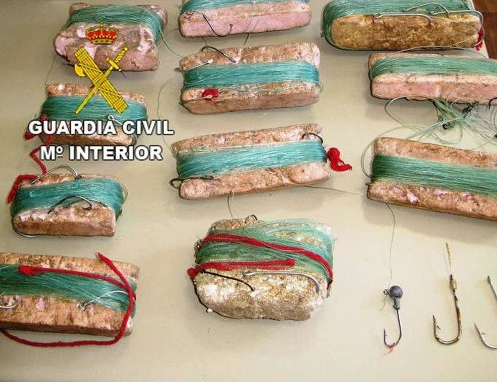 El Seprona interviene una jaula trampa de caza y once sedales durmientes de pesca