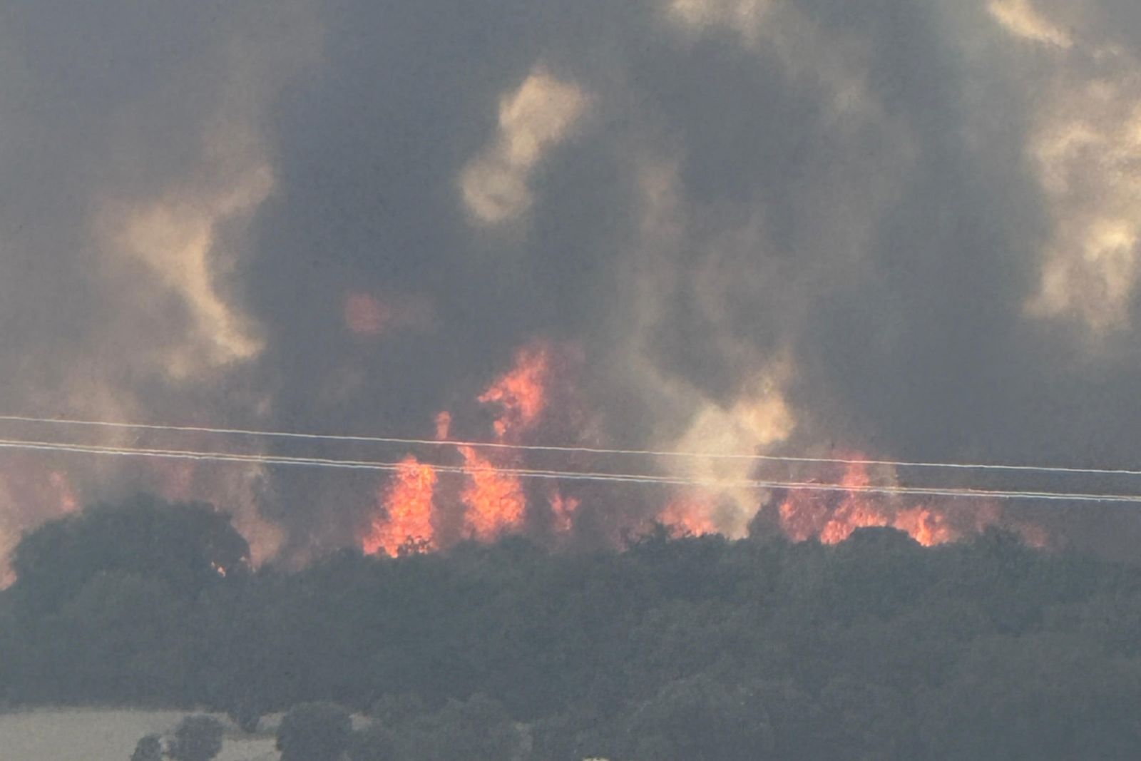 Las desoladoras imágenes del incendio que ha afectado a Molezuelas de la Carballeda, Uña de Quintana y Cubo de Benavente