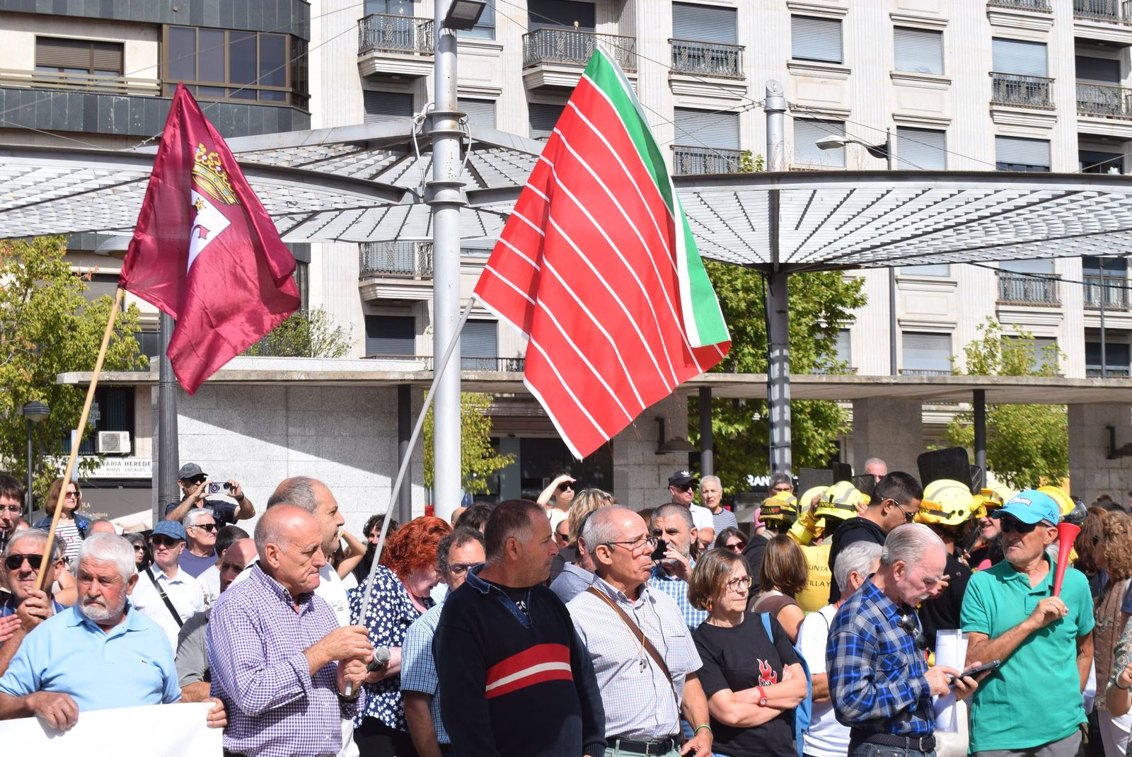 Concentración para reclamar "respeto y justicia" para Zamora tras los incendios