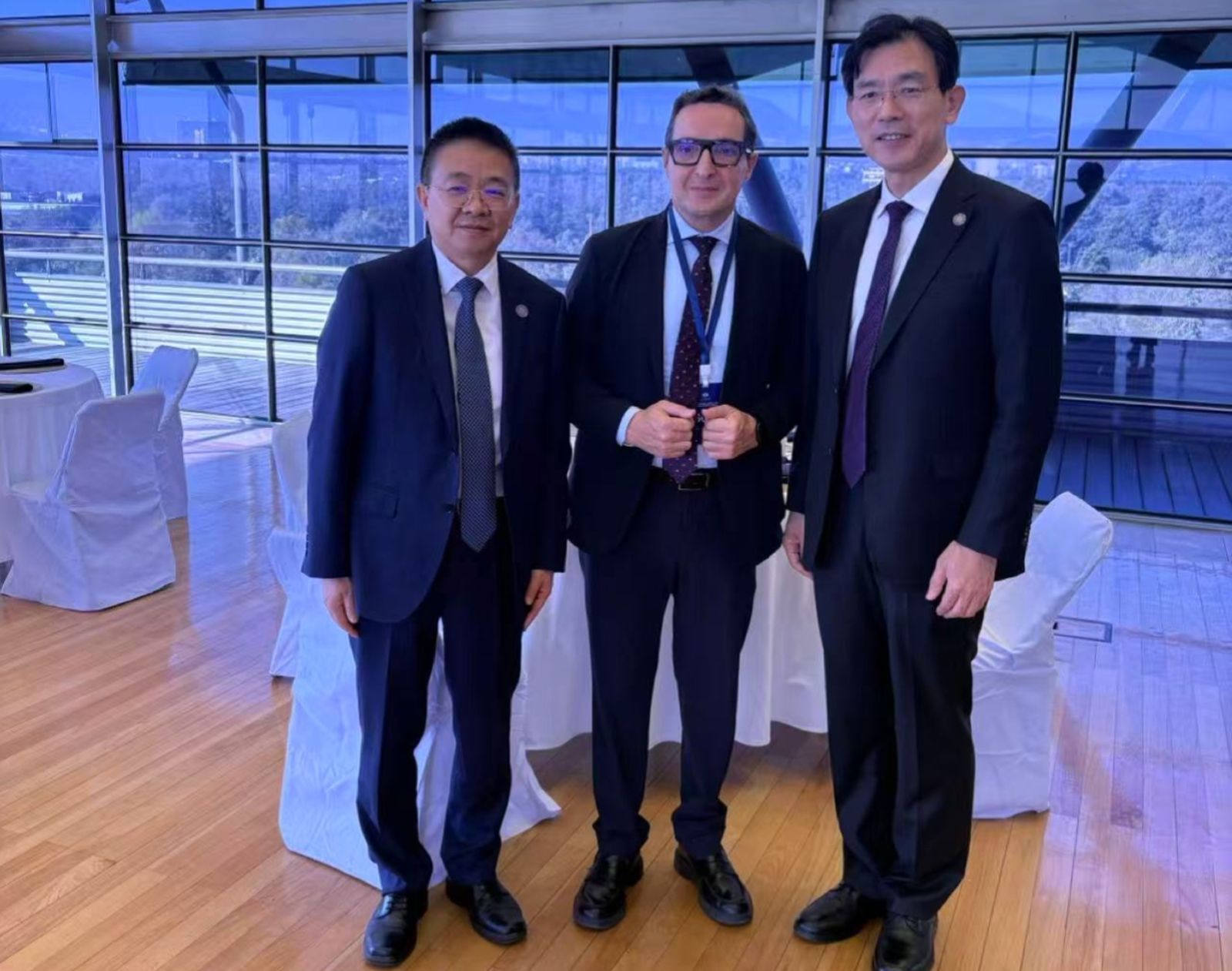 El rector USAL junto al rector de la Universidad china de Tsinghua, Li Luming y un vicerrector