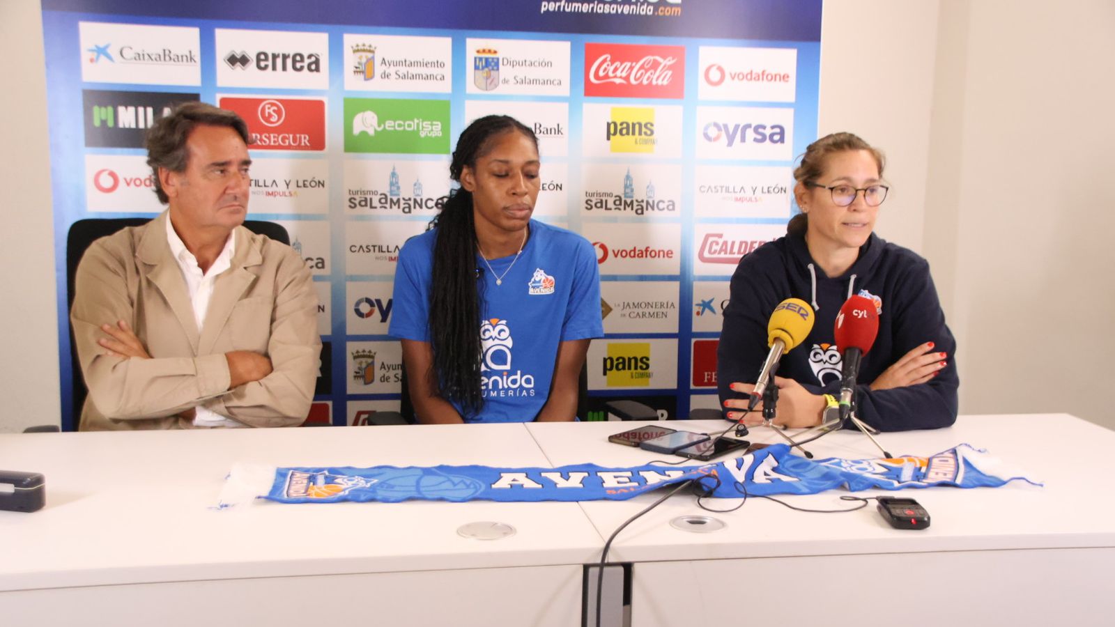 Presentación de Khaidijiah Cave como jugadora del Perfumerías Avenida